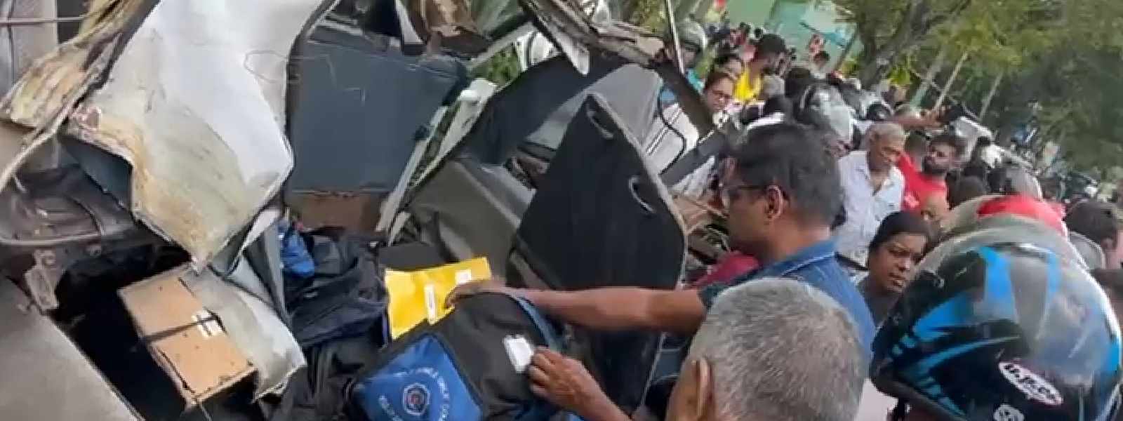 රිය අනතුරකින් පාසල් සිසුන් දෙදෙනෙකු ඇතුළු 3ක් මරුට